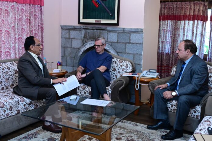 Prof. Harsh K. Gupta with CM Omar Abdullah discussing earthquake preparedness