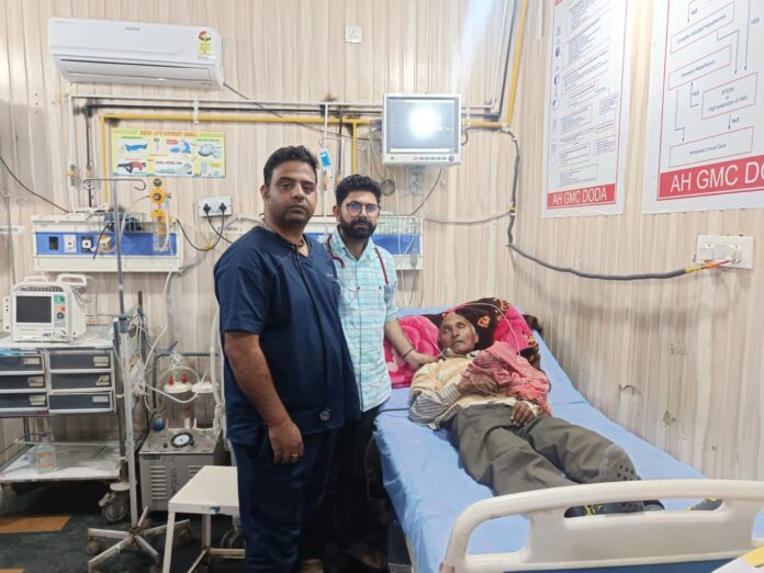 Doctors performing thrombolysis at GMC Doda for stroke patient